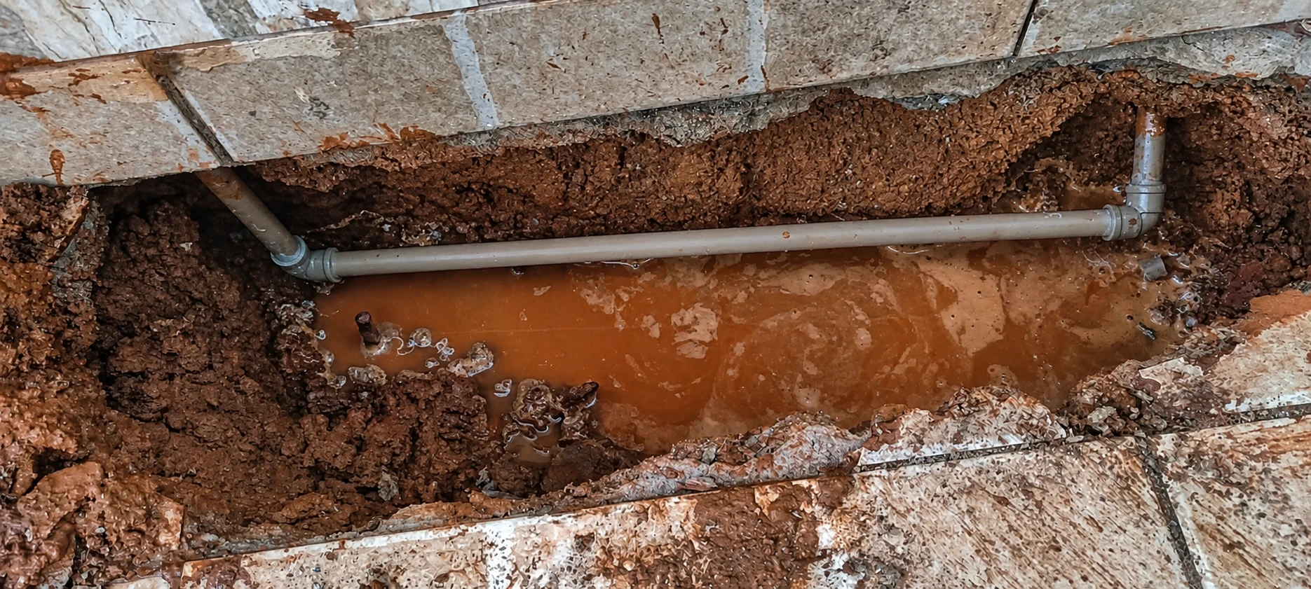 Trecho de tubulação exposto durante reparo
